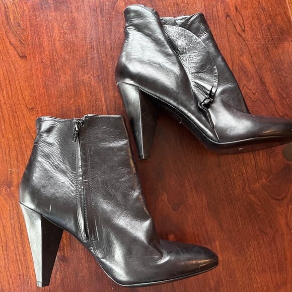Mark by Marc Jacobs Black Leather ruffle Heeled Bootie- Size 40 (US 9) - Picture 5 of 9